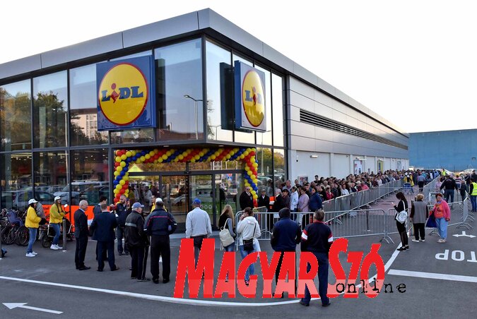 Nagy érdeklődés övezte az üzlet megnyitását (Fotó: Gergely Árpád) Nagy érdeklődés övezte az üzlet megnyitását (Fotó: Gergely Árpád)