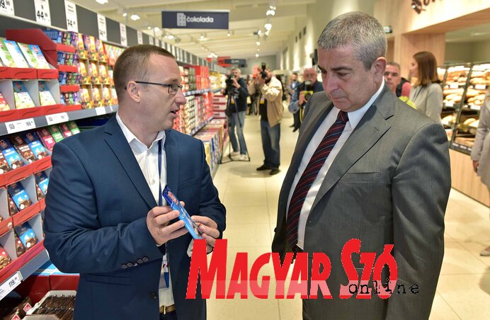 Boris Fent megmutatta Bogdan Labannak az árukínálatot (Fotó: Gergely Árpád) Boris Fent megmutatta Bogdan Labannak az árukínálatot (Fotó: Gergely Árpád)