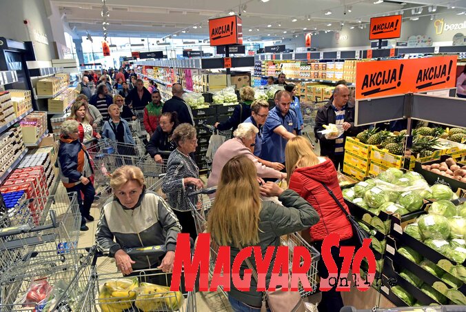 Számos kedvezmény várta a vásárlókat (Fotó: Gergely Árpád) Számos kedvezmény várta a vásárlókat (Fotó: Gergely Árpád)