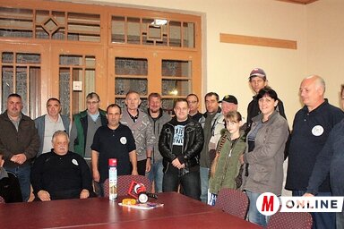 Lévai Kálmán nyugalmazott karcagi tűzoltóparancsnok fogadására összesereglett önkéntesek, előtérben az ajándékba hozott korszerű turbósugárcső (Kazinczy Paszterkó Diana felvétele)