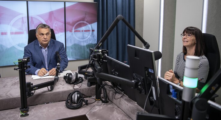 Orbán Viktor miniszterelnök interjút ad a Jó reggelt, Magyarország! című műsorban Nagy Katalin műsorvezetőnek a Kossuth rádió stúdiójában (MTI Fotó: Szigetváry Zsolt)