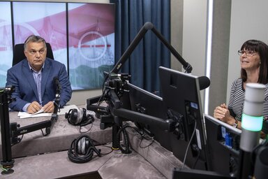 Orbán Viktor miniszterelnök interjút ad a Jó reggelt, Magyarország! című műsorban Nagy Katalin műsorvezetőnek a Kossuth rádió stúdiójában (MTI Fotó: Szigetváry Zsolt)