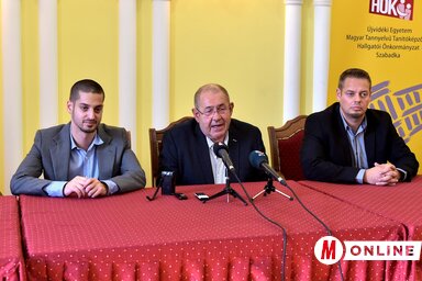 Ungár Péter, Pásztor István és Keresztes László Lóránt a találkozót követő sajtótájékoztatón (Gergely Árpád felvétele)