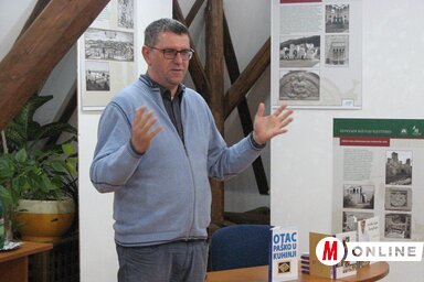 Paskó Csaba a topolyai Juhász Erzsébet Könyvtár padlástermében (Kiss Zoltán felvétele)