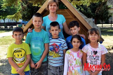 Az elsősök és Trmčić Kornélia tanító néni (Fotó: Dávid Csilla)