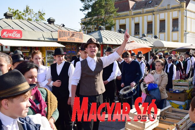 Piacnap és hívogató Magyarkanizsán (Fotó: Puskás Károly) Piacnap és hívogató Magyarkanizsán (Fotó: Puskás Károly)