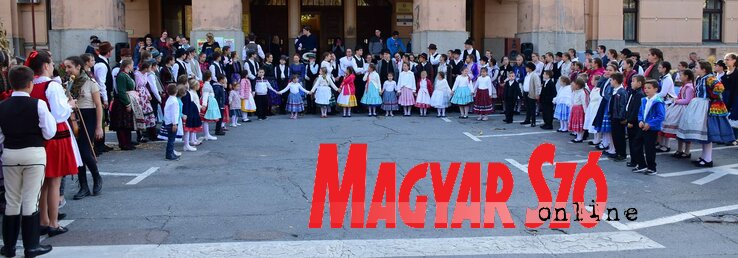 A magyarkanizsai városháza előtt rég voltak már ennyien (Fotó: Puskás Károly) A magyarkanizsai városháza előtt rég voltak már ennyien (Fotó: Puskás Károly)