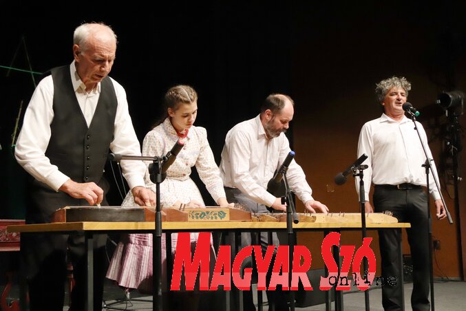 Citeraszó Magyarkanizsán (Fotó: Puskás Károly) Citeraszó Magyarkanizsán (Fotó: Puskás Károly)