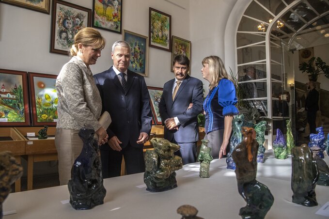 Áder János és felesége megtekintik a Kádár Nagy Lajos látássérült képzőművész kisplasztikáiból rendezett kiállítást (fotó: MTI)
