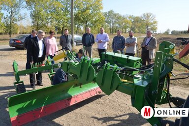 Az új földgyalu beüzemelése (Lakatos János felvétele)