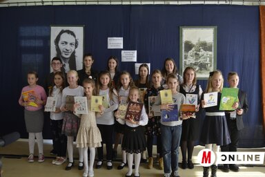 Az díjazottak csoportképe az ajándék könyvekkel (Herceg Elizabetta felvétele)