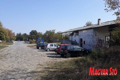 A disznólerakodónál várakozott a fehér kombi (Homolya Horváth Ágnes felvétele)