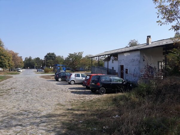 A disznólerakodónál várakozott a fehér kombi (Homolya Horváth Ágnes felvétele) A disznólerakodónál várakozott a fehér kombi (Homolya Horváth Ágnes felvétele)
