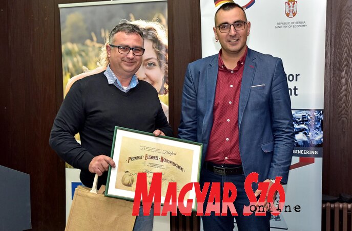 Dejan Letić átveszi az év biotermelője díjat Marko Rovčanintól (Fotó: Gergely Árpád) Dejan Letić átveszi az év biotermelője díjat Marko Rovčanintól (Fotó: Gergely Árpád)