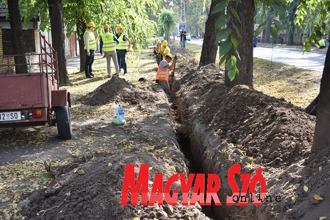Az útfelújítás második fázisa az elektromos hálózatot veszi célba (Fotó: Lennert Móger Tímea)