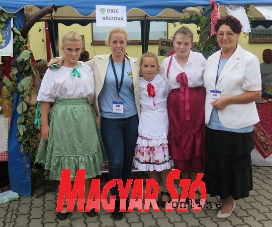 A nyékincei táncosokkal a Magyar Szó-sok A nyékincei táncosokkal a Magyar Szó-sok
