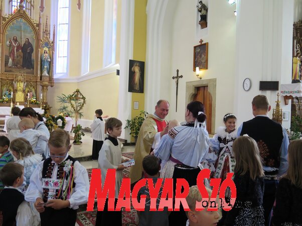 P. Pavel Vágner atya megáldja a gyermekeket, fiatalokat, családokat P. Pavel Vágner atya megáldja a gyermekeket, fiatalokat, családokat