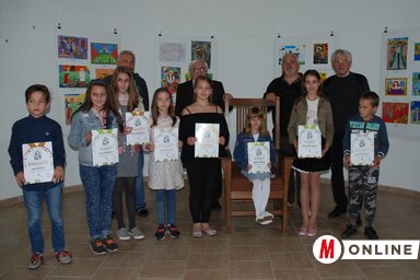 Képünkön a kis díjazottak és a TAKT vezetőségi tagjai (Garbac Sarolta felvétele)