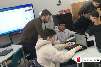 A történelemórán a lézervágással és a hozzá tartozó programmal ismerkedtek meg a tanulók (Fotó: Kancsár Izabella felvétele)