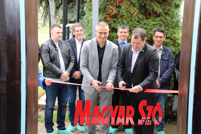 Az ünnepélyes szalagátvágás pillanata (Puskás Károly felvétele) Az ünnepélyes szalagátvágás pillanata (Puskás Károly felvétele)