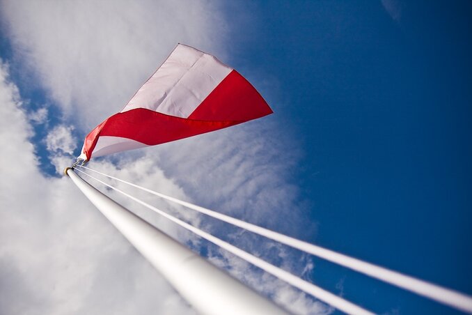 Lengyelország zászlaja (Fotó: Pixabay)