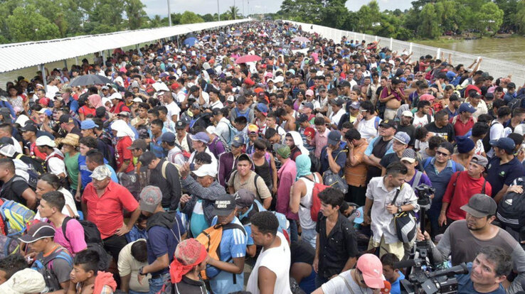 Mexikó beengedte az Egyesült Államokba tartó hondurasi migránskaravánban lévő nőket és gyerekeket (Fotó: MTI/EPA-EFE/Rodrigo Pardo)