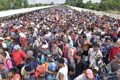Mexikó beengedte az Egyesült Államokba tartó hondurasi migránskaravánban lévő nőket és gyerekeket (Fotó: MTI/EPA-EFE/Rodrigo Pardo)