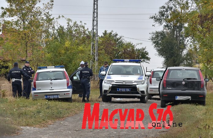 A rendőrség nagy erőkkel keresi a kislányt, felvételünk vasárnap készült a Tóparton Csordásék háza közelében