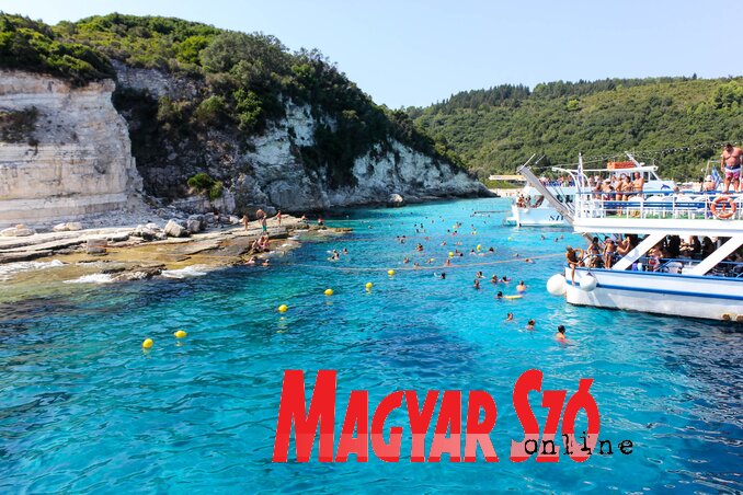 Voutumi strand türkizkék vize Antipaxosz szigetén (Diósi Árpád felvétele) Voutumi strand türkizkék vize Antipaxosz szigetén (Diósi Árpád felvétele)