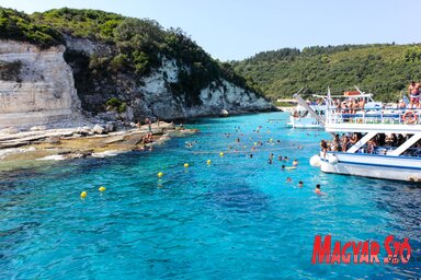 Voutumi strand türkizkék vize Antipaxosz szigetén (Diósi Árpád felvétele)