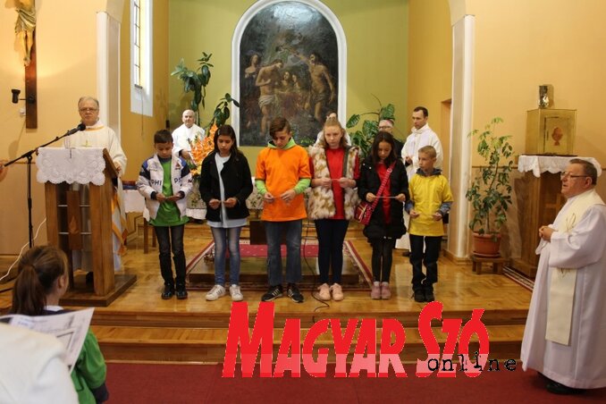 Hálaadó szentmise a lurkók közreműködésével (Fotó: Benedek Miklós)
