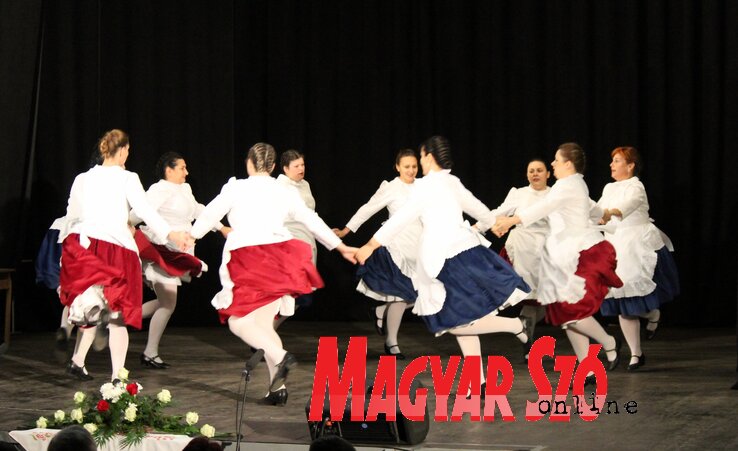 A házigazda Szénaboglya tánccsoport (Fotó: Benedek Miklós)