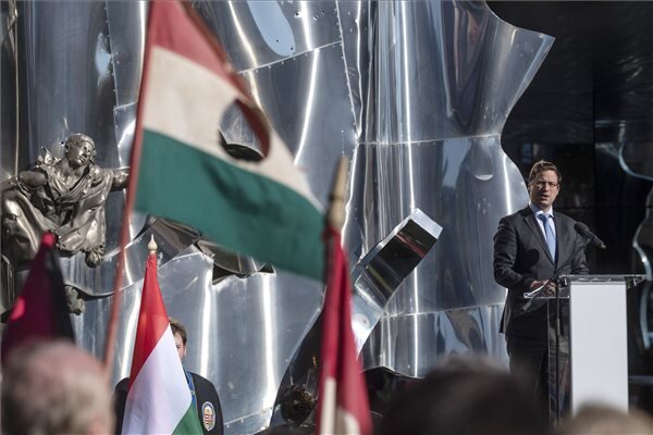 Gulyás Gergely, a Miniszterelnökséget vezető miniszter beszédet mond a Széna téri '56-os emlékműnél tartott megemlékezésen (fotó: MTI)