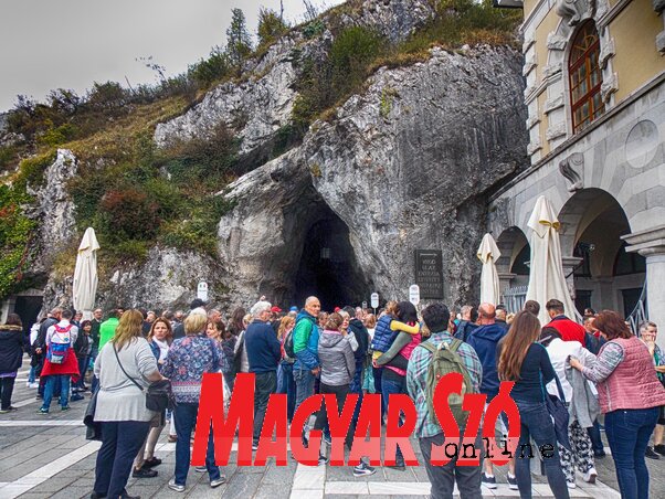 A Postojnai-cseppkőbarlang bejáratánál várakozó turisták (Fotó: Horváth Zsolt)