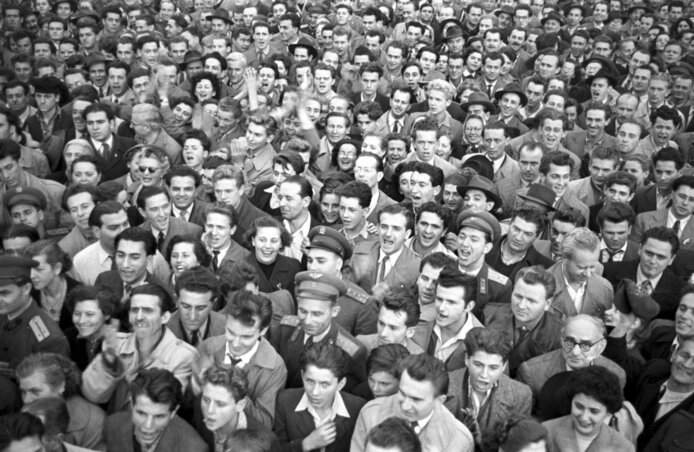 Tüntető tömeg 1956. október 23-án a Bem-szobornál (fotó: MTI/Munk Tamás)