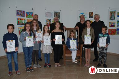 A kis díjazottak és a TAKT vezetőségi tagjai (Garbac Sarolta felvétele)