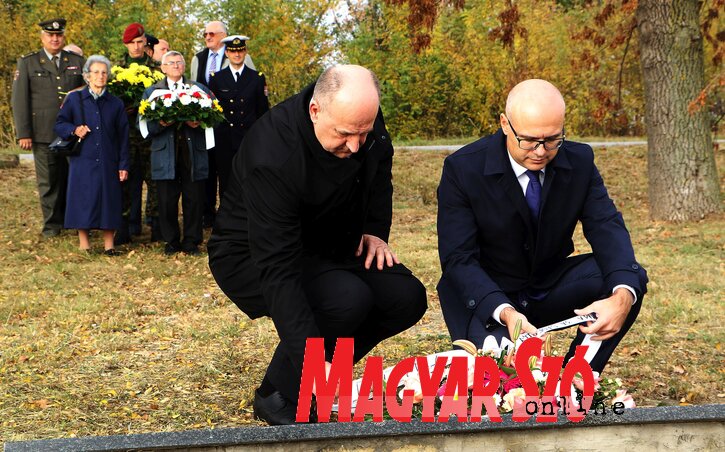 Az újvidéki partizánbrigád elesett harcosainak síremlékénél rótták le kegyeletüket tegnap az önkormányzat képviselői, valamint a Harcosszövetség újvidéki bizottságának és a katonaság képviselői