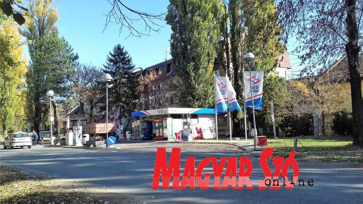 A még üzemelő bácskossuthfalvi benzinkút (Kazinczy Paszterkó Diana felvétele) A még üzemelő bácskossuthfalvi benzinkút (Kazinczy Paszterkó Diana felvétele)