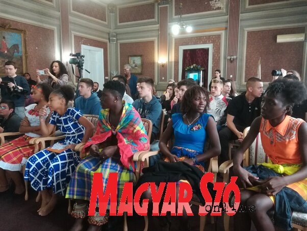 Áprilisban népviseletbe öltözött Francia Guyana-i diákokat fogadtak az óbecsei községházán (Fotó: Fehér Rózsa)