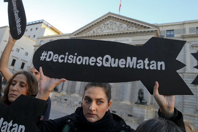 Spanyol aktivista „gyilkos döntések” felirartú bomba-moilinóval tiltakozik a madridi parlament előtt, a spanyol fegyvereladások ellen tiltakozva (fotó: AP/Beta) Spanyol aktivista „gyilkos döntések” felirartú bomba-moilinóval tiltakozik a madridi parlament előtt, a spanyol fegyvereladások ellen tiltakozva (fotó: AP/Beta)