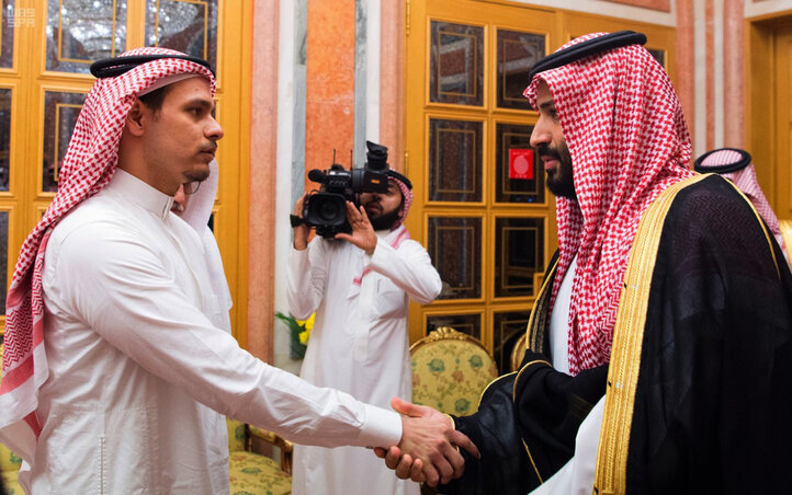 Furcsa találkozás. Mohamed bin Szalmán szaúdi koronaherceg Szalah Hasodzsit, a megölt újságíró fiát fogadta a rijádi királyi palotában (fotó: SPA via AP/Beta) Furcsa találkozás. Mohamed bin Szalmán szaúdi koronaherceg Szalah Hasodzsit, a megölt újságíró fiát fogadta a rijádi királyi palotában (fotó: SPA via AP/Beta)