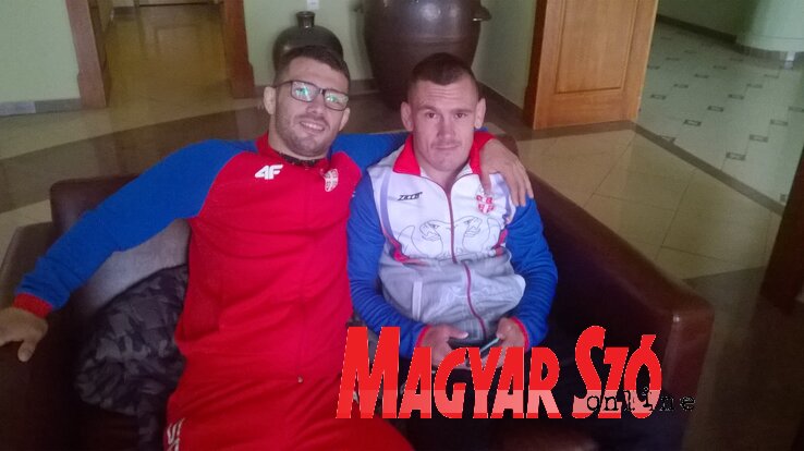 A szerbiai csapat két rangidőse, Davor Štefanek és Frísz Krisztián a zentai Royal Szálló halljában (a szerző felvétele) A szerbiai csapat két rangidőse, Davor Štefanek és Frísz Krisztián a zentai Royal Szálló halljában (a szerző felvétele)
