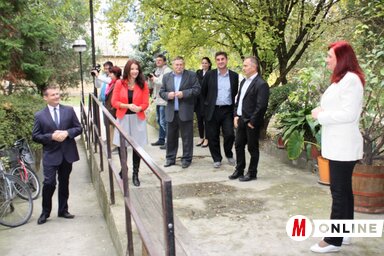 A küldöttség megtekinti a pacséri iskola felújított ablakait (Kazinczy Paszterkó Diana felvétele)