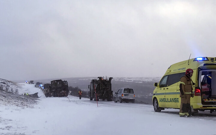 Nem kezdődött valami fényesen a hadgyakorlat; a Stuggusjøen-tó partján fekvő Tydal közelében a havas, jeges úton több csapatszállító jármű ütközött, és négy katona megsérült. A helyi elsősegélyesek vitték el őket (fotó: NTB scanpix via AP/Beta)