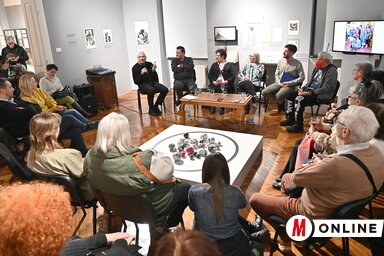 Csernik Attila tiszteletére megtelt a Topolyai Múzeum egyik kiállító terme (Fotó: Ótos András)Ótos András