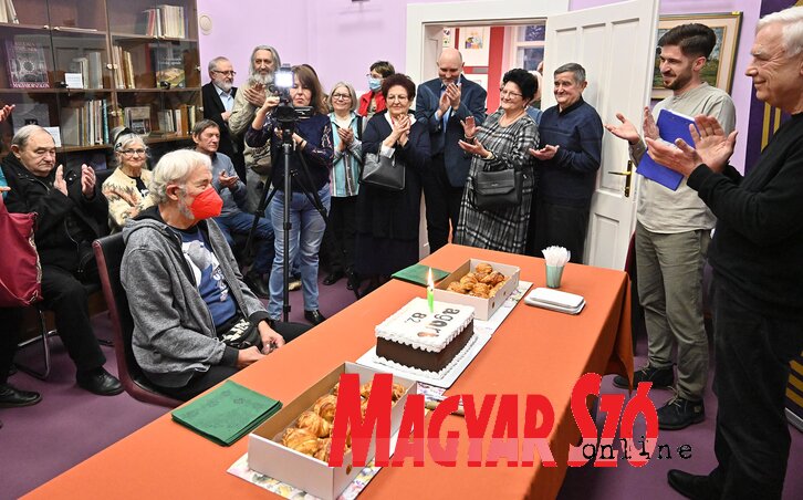 Csernik Attila 82. születésnapja tiszteletére szervezett ünnepség tortázással kezdődött (Fotó: Ótos András)