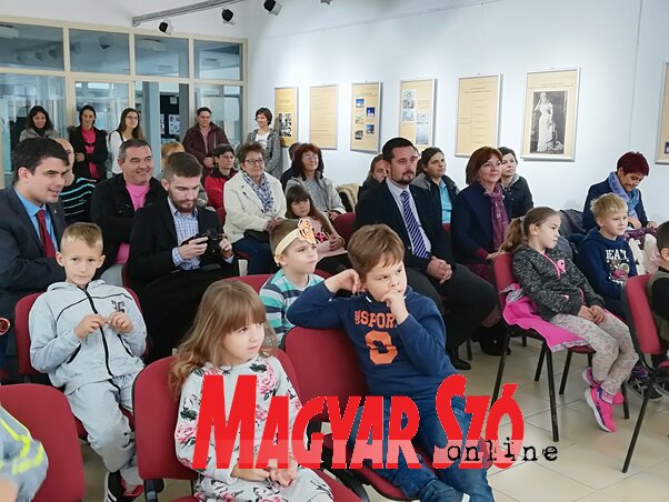 Pénteken tízezer forintos iskolakezdési beiskolázási csomagot, egyszeri beiratkozási ösztöndíjat osztott szét Törökbecsén és Beodrán a magyarországi Rákóczi Szövetség (Fotó: Fehér Rózsa)