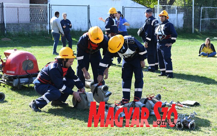 Az utóbbi hónapban a nagy szárazság miatt megnőtt a tűzesetek száma, a tűzoltóság óvatosságra hívja fel a figyelmet. A tarlótűzoltásban az önkéntes tűzoltóknak is nagy szerep jut, felvételünk október derekán Bukovácon készült, ahol az Újvidéki Tűzoltó Szövetség szervezésében vajdasági, önkéntes tűzoltóalakulatok tagjai mérték össze ügyességüket (Ótos András felvétele)