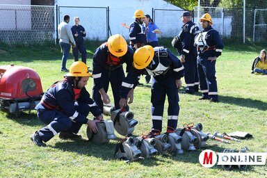 Az utóbbi hónapban a nagy szárazság miatt megnőtt a tűzesetek száma, a tűzoltóság óvatosságra hívja fel a figyelmet. A tarlótűzoltásban az önkéntes tűzoltóknak is nagy szerep jut, felvételünk október derekán Bukovácon készült, ahol az Újvidéki Tűzoltó Szövetség szervezésében vajdasági, önkéntes tűzoltóalakulatok tagjai mérték össze ügyességüket (Ótos András felvétele)