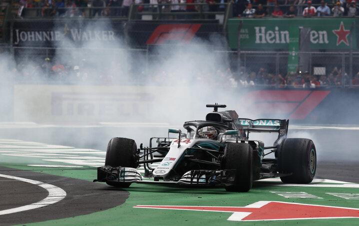 Egy kis gumiégetés az ötödik világbajnoki titulus örömére (Fotó: Beta/AP)